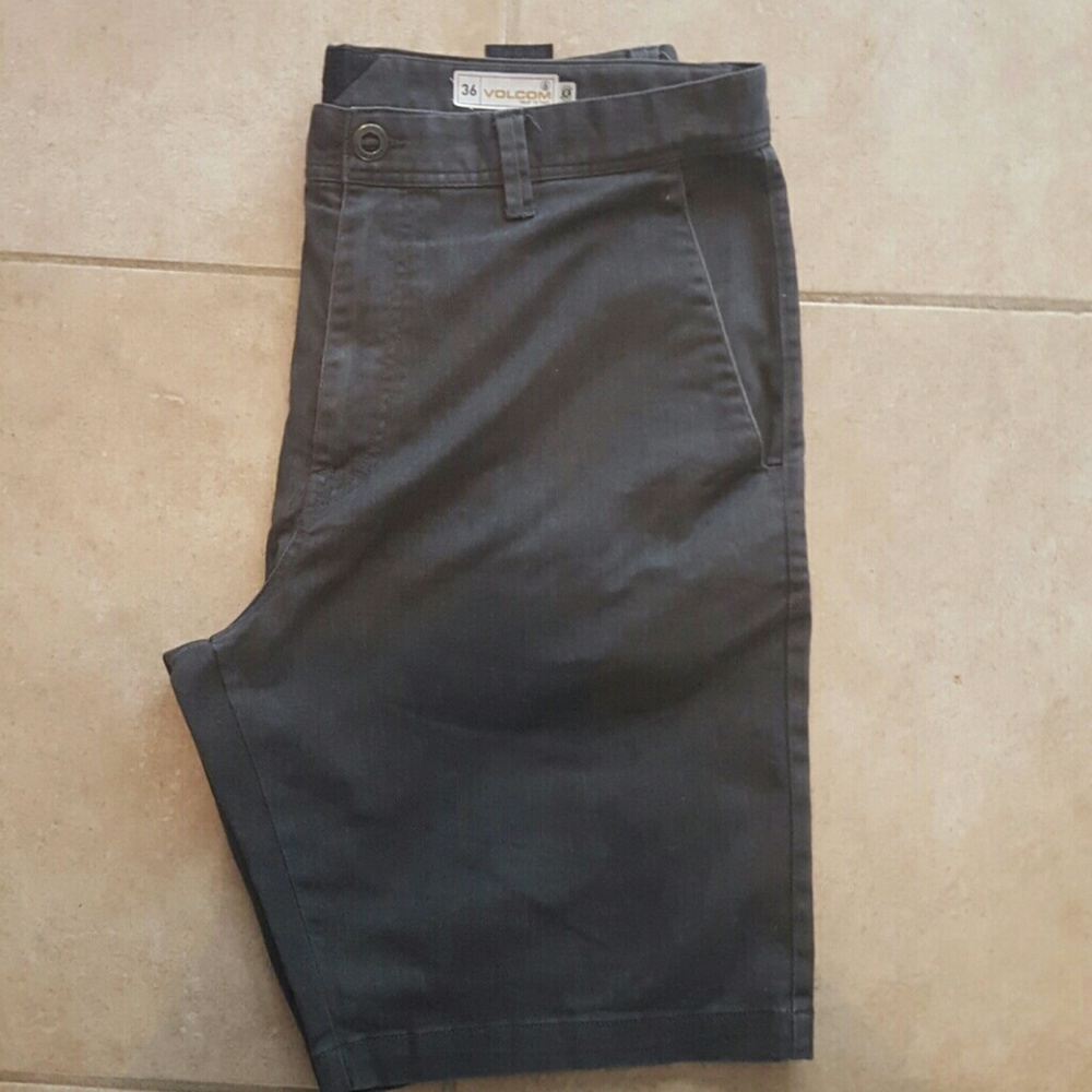 Volcom Men's Shorts Size 36